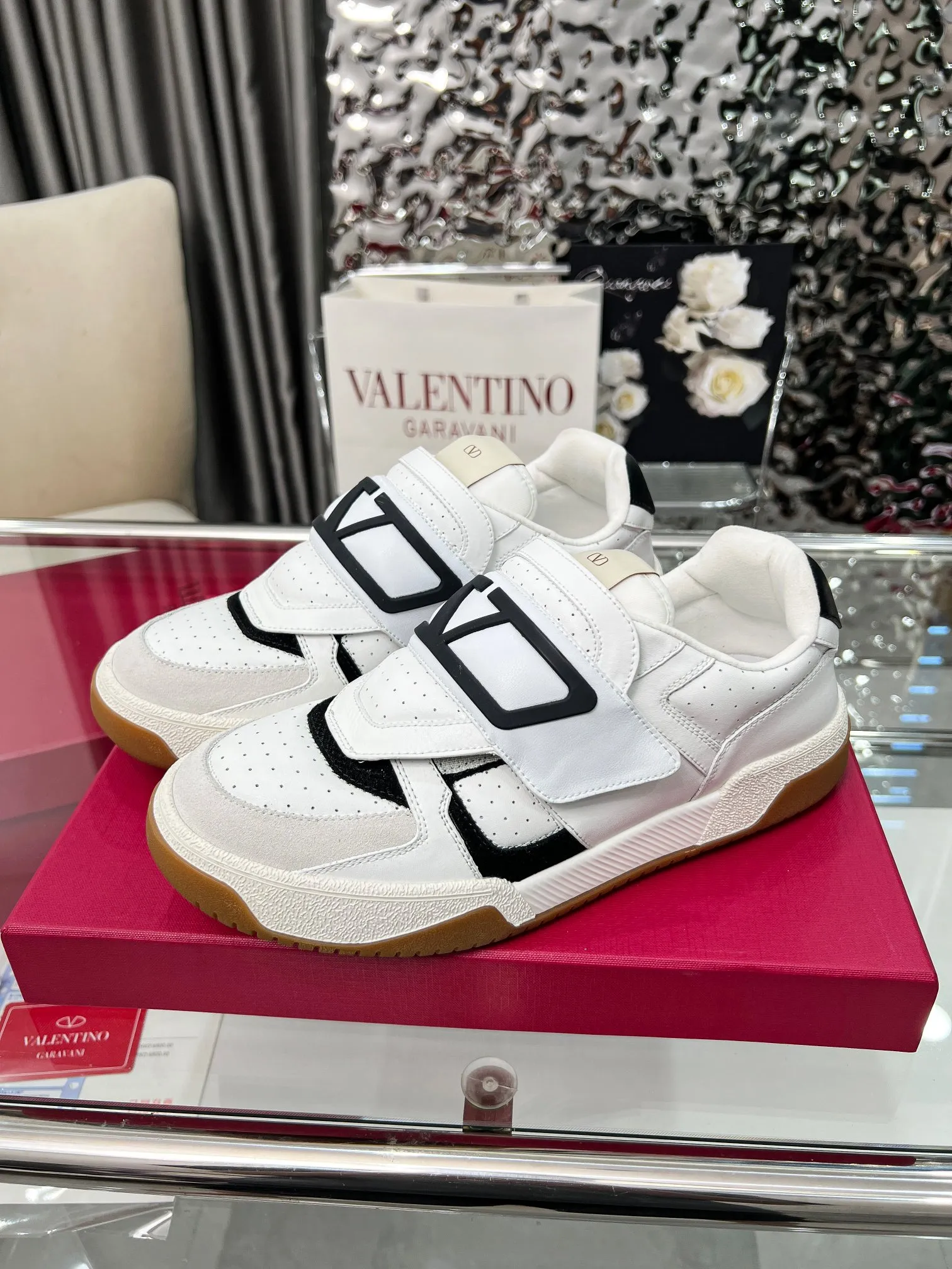 [Valentino] P: 680💰 Couple style, size: women 35-40▪️men 39-44 (customized at 45.46) Valentino 𝑶𝒏𝒆𝑺𝒕𝒖𝒅 Couple sports bread shoe series Valentino 2025 new couple sports shoes are on sale. The original ZP purchase and disassembly. Repeated pattern making and modification. 1:1 restoration! Top luxury masterpiece Velcro design Soft and comfortable imported calfskin brings excellent and elegant texture and excellent foot comfort Top purchasing version upper: imported calfskin surface/original oil edge craftsmanship Lining: water-dyed sheepskin lining Outsole: original development 𝐓𝐏𝐔 two-color combination outsole Packaging: original configuration complete package